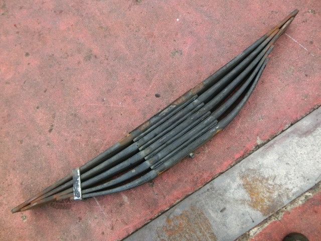 リーフスプリングAy(後右)