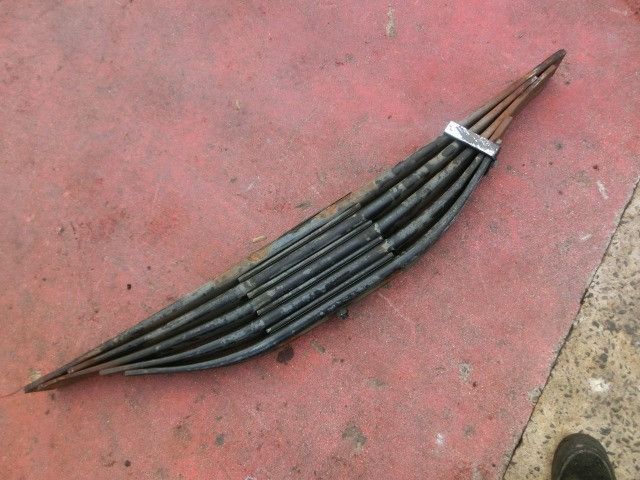 リーフスプリングAy(後左)