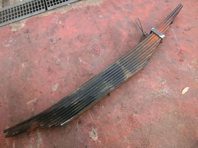 リーフスプリングAy(後右)