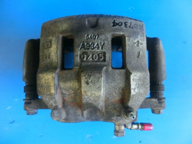 キャリパー(前左)