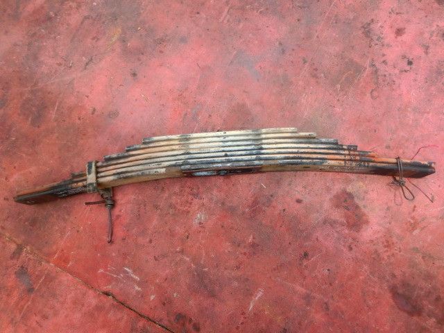 リーフスプリングAy(後右)