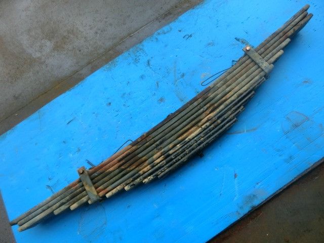 リーフスプリングAy(後右)