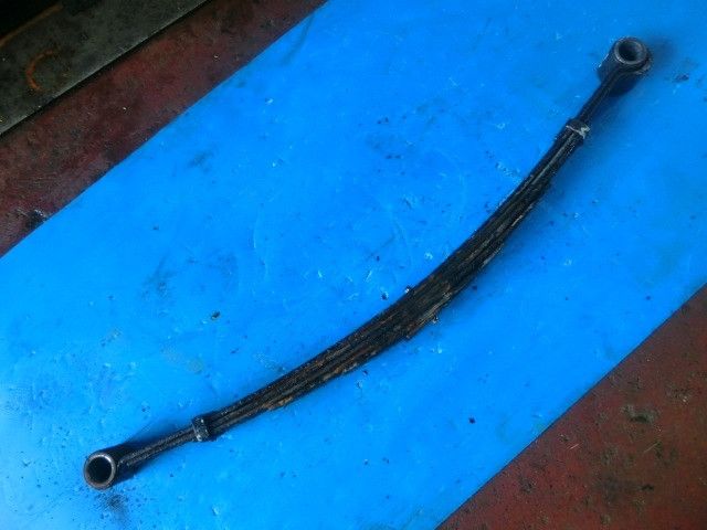 リーフスプリングAy(前左)