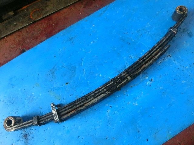 リーフスプリングAy(後右)