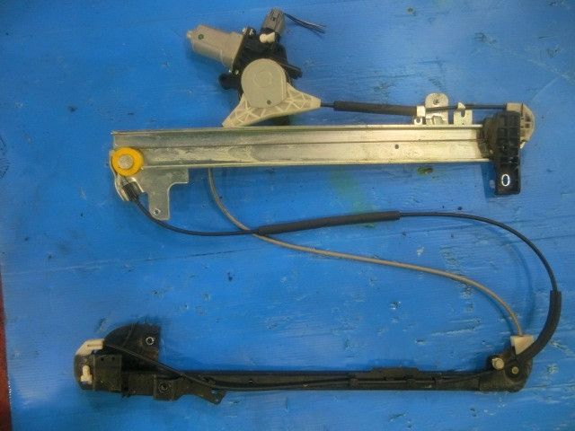 Fドアレギュレーター(左)