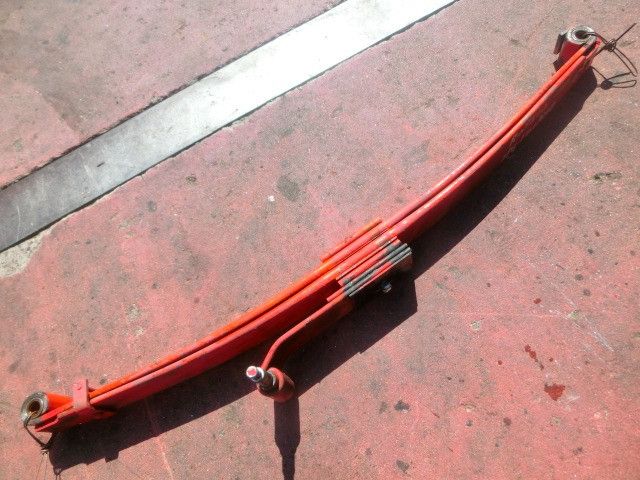 リーフスプリングAy(前左)