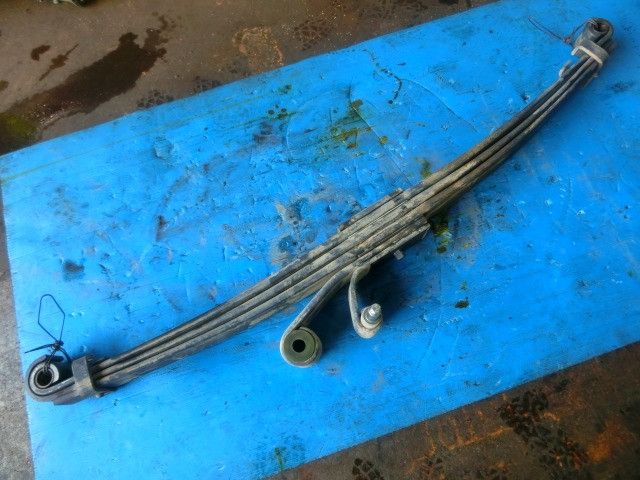 リーフスプリングAy(前左)