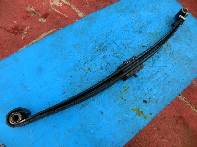 リーフスプリングAy(前左)