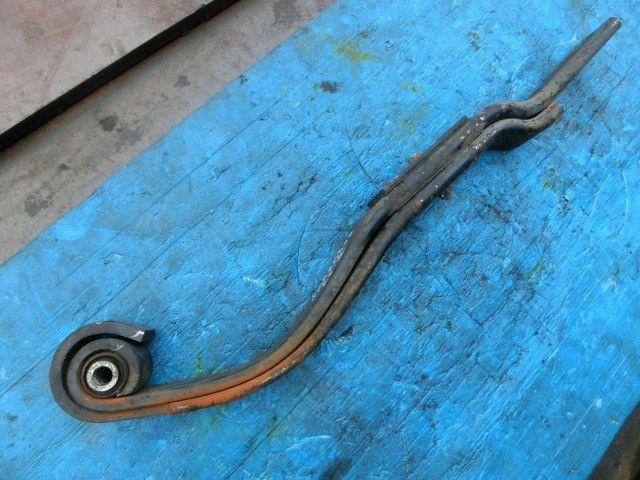 リーフスプリングAy(後左)