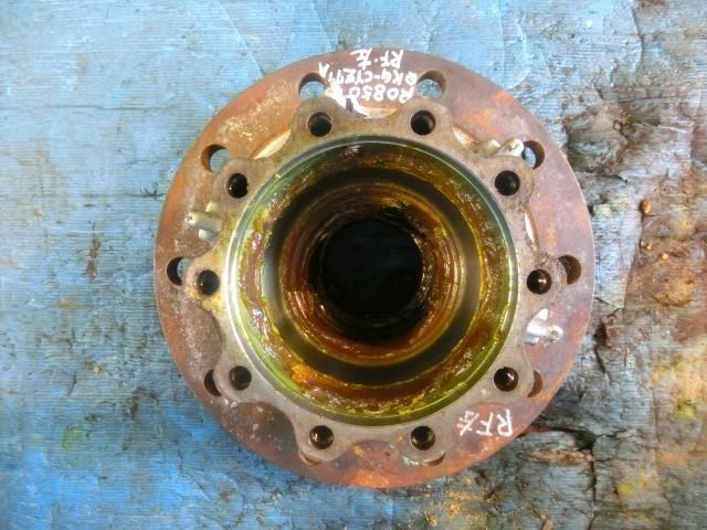 ハブ(後左)