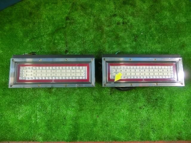 テールランプ(右)